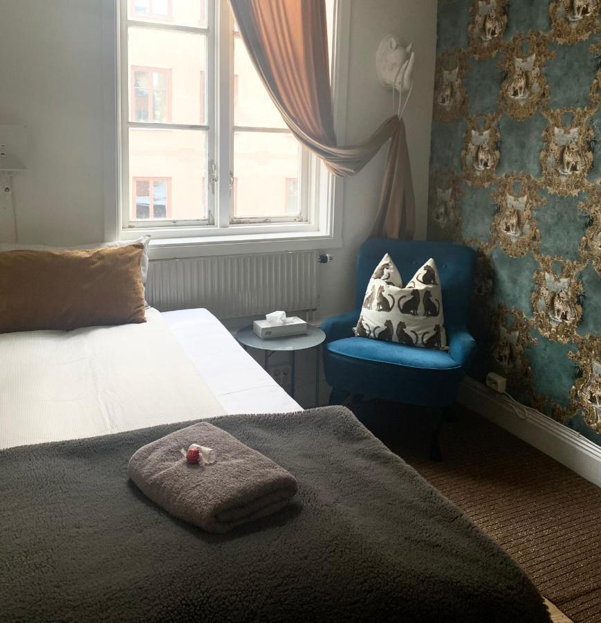 Single Room with Shared Bathroom,1339940006:JPEG